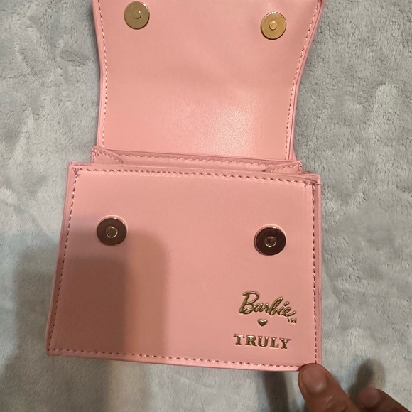 This‎ is a Truly x Barbie mini bag, a limited edition made of 100% leather - Picture 5 of 12